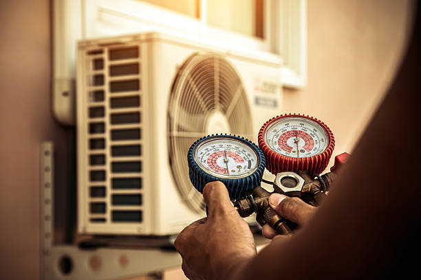 Professional Hvac Installation technician working in Wood Dale, IL